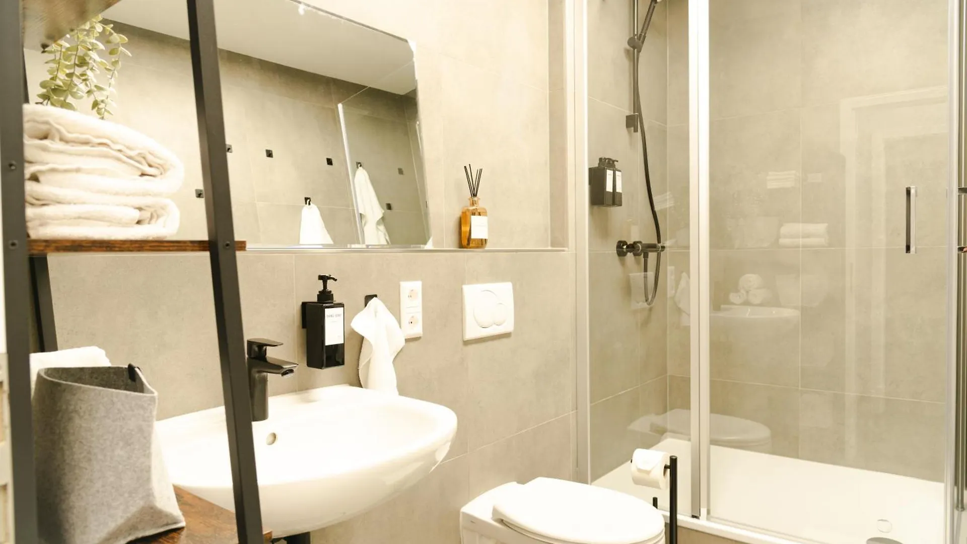 Industrial Apartment Fuer 8 - Gemeinsam Auf Reisen Schwetzingen